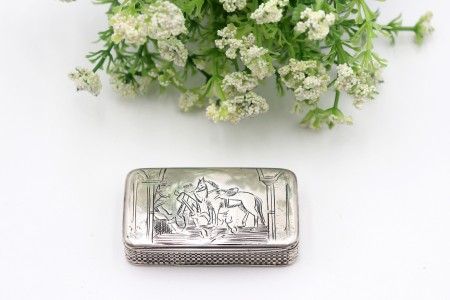 Caixa de rapé em prata nielada com cena bucólica gravada na tampa